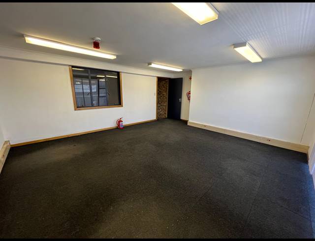 302M² WAREHOUSE TO LET IN LASER PARK